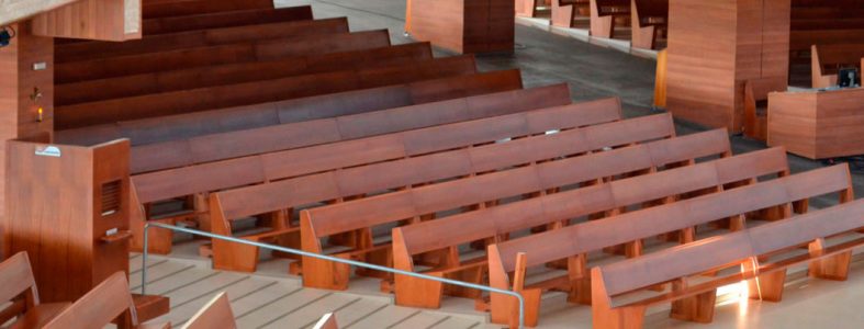 Bancos para igreja, com ângulo e genuflexório