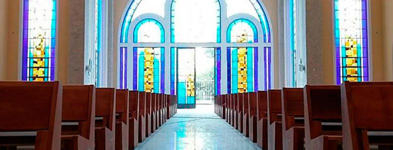 Bancos para igreja em madeira maciça e vitrais religiosos
