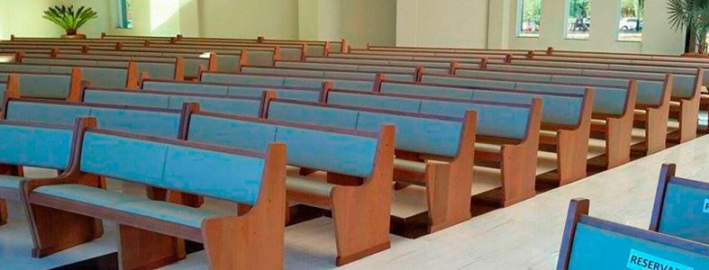 Bancos estofados e confortáveis, para embelezar a Igreja